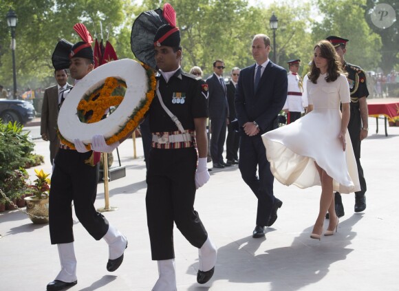Le prince William, duc de Cambridge, et Kate Catherine Middleton, duchesse de Cambridge, déposent une couronne de fleurs devant le monument aux mort "Porte de l'Inde" à New Delhi, pour rendre hommage aux soldats des régiments indiens qui ont servis lors de la Première Guerre Mondiale, à l'occasion de leur voyage en Inde. Le 11 avril 2016  11 April 2016. They began their Delhi programme with a wreath-laying at India Gate. This memorial is situated in the heart of New Delhi. The 42m high red sandstone structure is the country's main war memorial, covering the two world wars, the Third Anglo-Afghan War.11/04/2016 - New Delhi