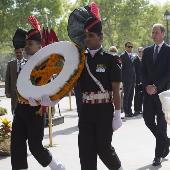 Le prince William, duc de Cambridge, et Kate Catherine Middleton, duchesse de Cambridge, déposent une couronne de fleurs devant le monument aux mort "Porte de l'Inde" à New Delhi, pour rendre hommage aux soldats des régiments indiens qui ont servis lors de la Première Guerre Mondiale, à l'occasion de leur voyage en Inde. Le 11 avril 2016  11 April 2016. They began their Delhi programme with a wreath-laying at India Gate. This memorial is situated in the heart of New Delhi. The 42m high red sandstone structure is the country's main war memorial, covering the two world wars, the Third Anglo-Afghan War.11/04/2016 - New Delhi