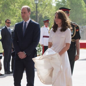 Le prince William, duc de Cambridge, et Kate Catherine Middleton, duchesse de Cambridge, déposent une couronne de fleurs devant le monument aux mort "Porte de l'Inde" à New Delhi, pour rendre hommage aux soldats des régiments indiens qui ont servis lors de la Première Guerre Mondiale, à l'occasion de leur voyage en Inde. Le 11 avril 2016  11 April 2016. They began their Delhi programme with a wreath-laying at India Gate. This memorial is situated in the heart of New Delhi. The 42m high red sandstone structure is the country's main war memorial, covering the two world wars, the Third Anglo-Afghan War.11/04/2016 - New Delhi