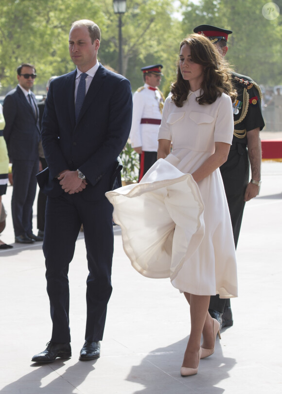 Le prince William, duc de Cambridge, et Kate Catherine Middleton, duchesse de Cambridge, déposent une couronne de fleurs devant le monument aux mort "Porte de l'Inde" à New Delhi, pour rendre hommage aux soldats des régiments indiens qui ont servis lors de la Première Guerre Mondiale, à l'occasion de leur voyage en Inde. Le 11 avril 2016  11 April 2016. They began their Delhi programme with a wreath-laying at India Gate. This memorial is situated in the heart of New Delhi. The 42m high red sandstone structure is the country's main war memorial, covering the two world wars, the Third Anglo-Afghan War.11/04/2016 - New Delhi