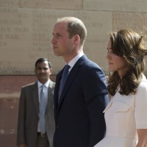 Le prince William, duc de Cambridge, et Kate Catherine Middleton, duchesse de Cambridge, déposent une couronne de fleurs devant le monument aux mort "Porte de l'Inde" à New Delhi, pour rendre hommage aux soldats des régiments indiens qui ont servis lors de la Première Guerre Mondiale, à l'occasion de leur voyage en Inde. Le 11 avril 2016  11 April 2016. They began their Delhi programme with a wreath-laying at India Gate. This memorial is situated in the heart of New Delhi. The 42m high red sandstone structure is the country's main war memorial, covering the two world wars, the Third Anglo-Afghan War.11/04/2016 - New Delhi