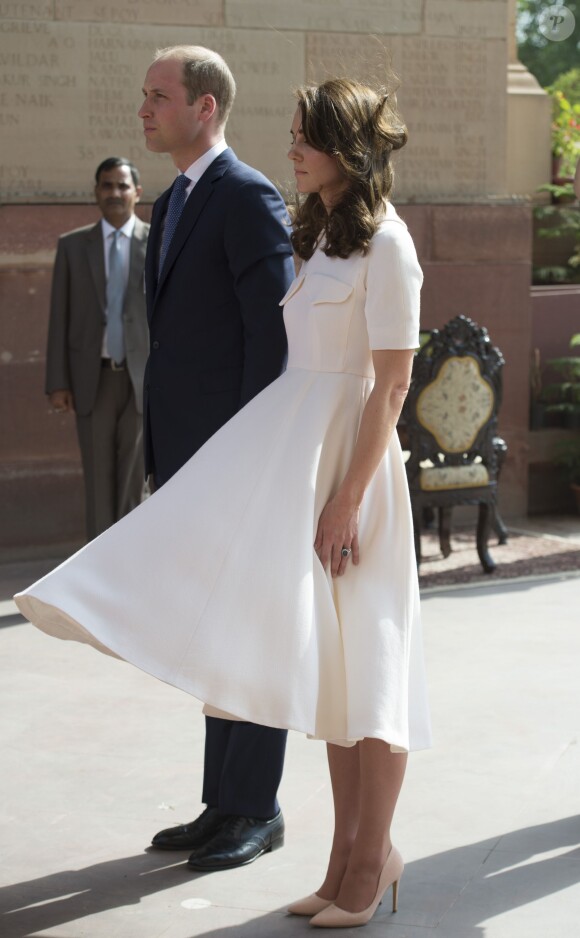 Le prince William, duc de Cambridge, et Kate Catherine Middleton, duchesse de Cambridge, déposent une couronne de fleurs devant le monument aux mort "Porte de l'Inde" à New Delhi, pour rendre hommage aux soldats des régiments indiens qui ont servis lors de la Première Guerre Mondiale, à l'occasion de leur voyage en Inde. Le 11 avril 2016  11 April 2016. They began their Delhi programme with a wreath-laying at India Gate. This memorial is situated in the heart of New Delhi. The 42m high red sandstone structure is the country's main war memorial, covering the two world wars, the Third Anglo-Afghan War.11/04/2016 - New Delhi
