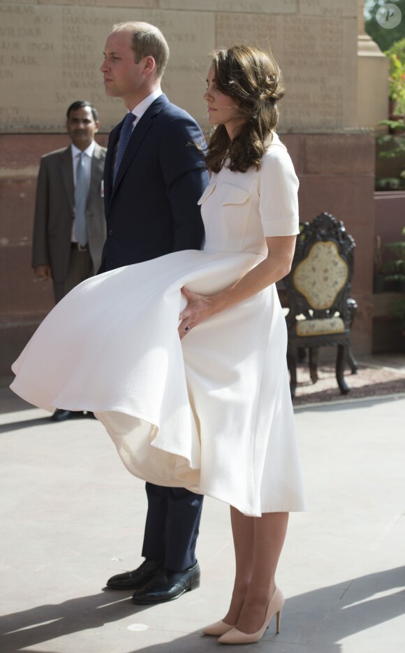 Kate Middleton, qui tient sa robe Emilia Wickstead soufflée par le vent, et le prince William se recueillant au pied de la Porte de l'Inde, le monument aux morts à New Delhi, le 11 avril 2016 au deuxième jour de leur tournée officielle en Inde.