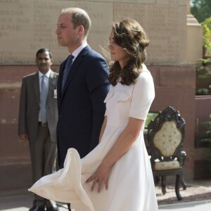 Le prince William, duc de Cambridge, et Kate Catherine Middleton, duchesse de Cambridge, déposent une couronne de fleurs devant le monument aux mort "Porte de l'Inde" à New Delhi, pour rendre hommage aux soldats des régiments indiens qui ont servis lors de la Première Guerre Mondiale, à l'occasion de leur voyage en Inde. Le 11 avril 2016  11 April 2016. They began their Delhi programme with a wreath-laying at India Gate. This memorial is situated in the heart of New Delhi. The 42m high red sandstone structure is the country's main war memorial, covering the two world wars, the Third Anglo-Afghan War.11/04/2016 - New Delhi