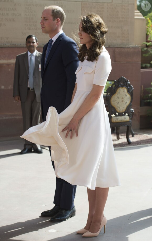 Le prince William, duc de Cambridge, et Kate Catherine Middleton, duchesse de Cambridge, déposent une couronne de fleurs devant le monument aux mort "Porte de l'Inde" à New Delhi, pour rendre hommage aux soldats des régiments indiens qui ont servis lors de la Première Guerre Mondiale, à l'occasion de leur voyage en Inde. Le 11 avril 2016  11 April 2016. They began their Delhi programme with a wreath-laying at India Gate. This memorial is situated in the heart of New Delhi. The 42m high red sandstone structure is the country's main war memorial, covering the two world wars, the Third Anglo-Afghan War.11/04/2016 - New Delhi