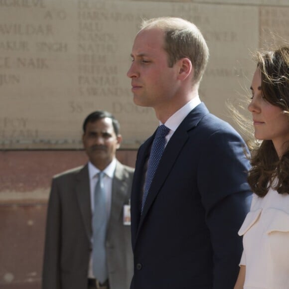 Le prince William, duc de Cambridge, et Kate Catherine Middleton, duchesse de Cambridge, déposent une couronne de fleurs devant le monument aux mort "Porte de l'Inde" à New Delhi, pour rendre hommage aux soldats des régiments indiens qui ont servis lors de la Première Guerre Mondiale, à l'occasion de leur voyage en Inde. Le 11 avril 2016  11 April 2016. They began their Delhi programme with a wreath-laying at India Gate. This memorial is situated in the heart of New Delhi. The 42m high red sandstone structure is the country's main war memorial, covering the two world wars, the Third Anglo-Afghan War.11/04/2016 - New Delhi