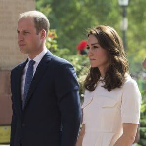 Le prince William, duc de Cambridge, et Kate Catherine Middleton, duchesse de Cambridge, déposent une couronne de fleurs devant le monument aux mort "Porte de l'Inde" à New Delhi, pour rendre hommage aux soldats des régiments indiens qui ont servis lors de la Première Guerre Mondiale, à l'occasion de leur voyage en Inde. Le 11 avril 2016  11 April 2016. They began their Delhi programme with a wreath-laying at India Gate. This memorial is situated in the heart of New Delhi. The 42m high red sandstone structure is the country's main war memorial, covering the two world wars, the Third Anglo-Afghan War.11/04/2016 - New Delhi