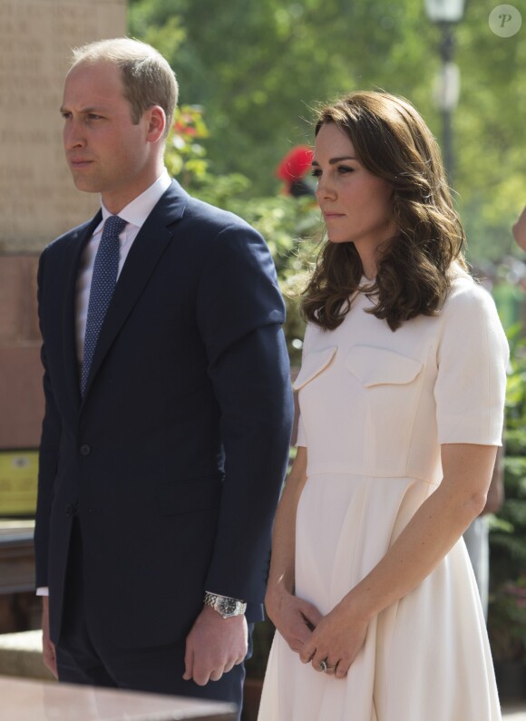 Le prince William, duc de Cambridge, et Kate Catherine Middleton, duchesse de Cambridge, déposent une couronne de fleurs devant le monument aux mort "Porte de l'Inde" à New Delhi, pour rendre hommage aux soldats des régiments indiens qui ont servis lors de la Première Guerre Mondiale, à l'occasion de leur voyage en Inde. Le 11 avril 2016  11 April 2016. They began their Delhi programme with a wreath-laying at India Gate. This memorial is situated in the heart of New Delhi. The 42m high red sandstone structure is the country's main war memorial, covering the two world wars, the Third Anglo-Afghan War.11/04/2016 - New Delhi