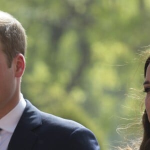 Kate Middleton et le prince William se recueillant au pied de la Porte de l'Inde, le monument aux morts à New Delhi, le 11 avril 2016 au deuxième jour de leur tournée officielle en Inde.