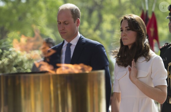 Kate Middleton et le prince William se recueillant au pied de la Porte de l'Inde, le monument aux morts à New Delhi, le 11 avril 2016 au deuxième jour de leur tournée officielle en Inde.