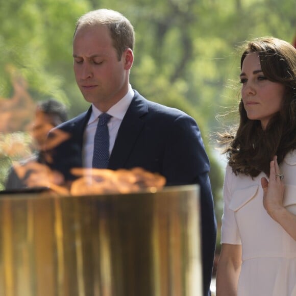 Kate Middleton et le prince William se recueillant au pied de la Porte de l'Inde, le monument aux morts à New Delhi, le 11 avril 2016 au deuxième jour de leur tournée officielle en Inde.