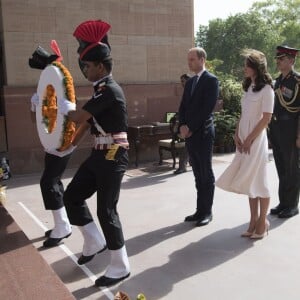 Le prince William, duc de Cambridge, et Kate Catherine Middleton, duchesse de Cambridge, déposent une couronne de fleurs devant le monument aux mort "Porte de l'Inde" à New Delhi, pour rendre hommage aux soldats des régiments indiens qui ont servis lors de la Première Guerre Mondiale, à l'occasion de leur voyage en Inde. Le 11 avril 2016  11 April 2016. They began their Delhi programme with a wreath-laying at India Gate. This memorial is situated in the heart of New Delhi. The 42m high red sandstone structure is the country's main war memorial, covering the two world wars, the Third Anglo-Afghan War.11/04/2016 - New Delhi