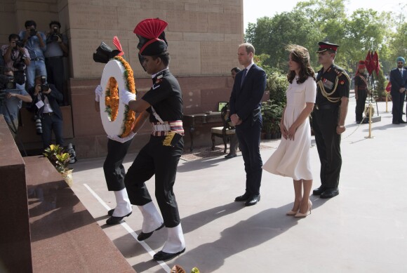 Le prince William, duc de Cambridge, et Kate Catherine Middleton, duchesse de Cambridge, déposent une couronne de fleurs devant le monument aux mort "Porte de l'Inde" à New Delhi, pour rendre hommage aux soldats des régiments indiens qui ont servis lors de la Première Guerre Mondiale, à l'occasion de leur voyage en Inde. Le 11 avril 2016  11 April 2016. They began their Delhi programme with a wreath-laying at India Gate. This memorial is situated in the heart of New Delhi. The 42m high red sandstone structure is the country's main war memorial, covering the two world wars, the Third Anglo-Afghan War.11/04/2016 - New Delhi