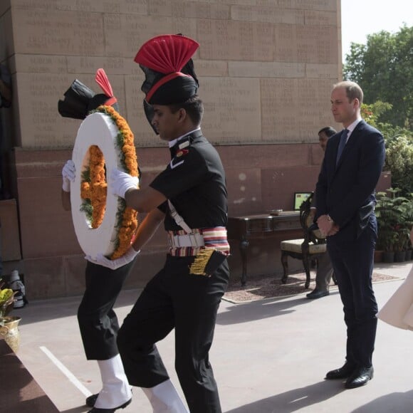 Le prince William, duc de Cambridge, et Kate Catherine Middleton, duchesse de Cambridge, déposent une couronne de fleurs devant le monument aux mort "Porte de l'Inde" à New Delhi, pour rendre hommage aux soldats des régiments indiens qui ont servis lors de la Première Guerre Mondiale, à l'occasion de leur voyage en Inde. Le 11 avril 2016  11 April 2016. They began their Delhi programme with a wreath-laying at India Gate. This memorial is situated in the heart of New Delhi. The 42m high red sandstone structure is the country's main war memorial, covering the two world wars, the Third Anglo-Afghan War.11/04/2016 - New Delhi