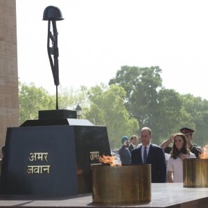 Le prince William, duc de Cambridge, et Kate Catherine Middleton, duchesse de Cambridge, déposent une couronne de fleurs devant le monument aux mort "Porte de l'Inde" à New Delhi, pour rendre hommage aux soldats des régiments indiens qui ont servis lors de la Première Guerre Mondiale, à l'occasion de leur voyage en Inde. Le 11 avril 2016  11 April 2016. They began their Delhi programme with a wreath-laying at India Gate. This memorial is situated in the heart of New Delhi. The 42m high red sandstone structure is the country's main war memorial, covering the two world wars, the Third Anglo-Afghan War.11/04/2016 - New Delhi