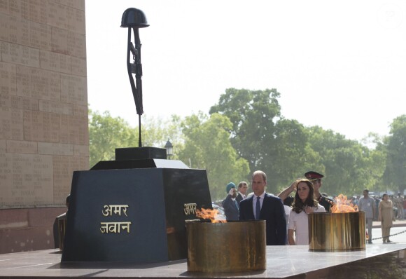 Le prince William, duc de Cambridge, et Kate Catherine Middleton, duchesse de Cambridge, déposent une couronne de fleurs devant le monument aux mort "Porte de l'Inde" à New Delhi, pour rendre hommage aux soldats des régiments indiens qui ont servis lors de la Première Guerre Mondiale, à l'occasion de leur voyage en Inde. Le 11 avril 2016  11 April 2016. They began their Delhi programme with a wreath-laying at India Gate. This memorial is situated in the heart of New Delhi. The 42m high red sandstone structure is the country's main war memorial, covering the two world wars, the Third Anglo-Afghan War.11/04/2016 - New Delhi