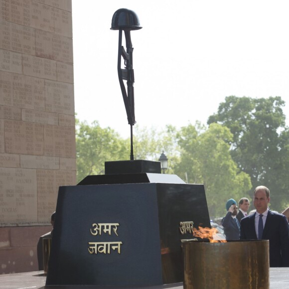 Le prince William, duc de Cambridge, et Kate Catherine Middleton, duchesse de Cambridge, déposent une couronne de fleurs devant le monument aux mort "Porte de l'Inde" à New Delhi, pour rendre hommage aux soldats des régiments indiens qui ont servis lors de la Première Guerre Mondiale, à l'occasion de leur voyage en Inde. Le 11 avril 2016  11 April 2016. They began their Delhi programme with a wreath-laying at India Gate. This memorial is situated in the heart of New Delhi. The 42m high red sandstone structure is the country's main war memorial, covering the two world wars, the Third Anglo-Afghan War.11/04/2016 - New Delhi