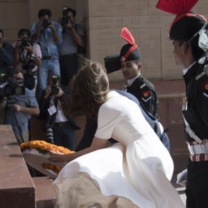 Le prince William, duc de Cambridge, et Kate Catherine Middleton, duchesse de Cambridge, déposent une couronne de fleurs devant le monument aux mort "Porte de l'Inde" à New Delhi, pour rendre hommage aux soldats des régiments indiens qui ont servis lors de la Première Guerre Mondiale, à l'occasion de leur voyage en Inde. Le 11 avril 2016  11 April 2016. They began their Delhi programme with a wreath-laying at India Gate. This memorial is situated in the heart of New Delhi. The 42m high red sandstone structure is the country's main war memorial, covering the two world wars, the Third Anglo-Afghan War.11/04/2016 - New Delhi