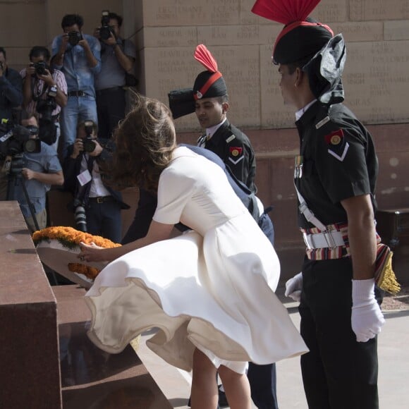 Le prince William, duc de Cambridge, et Kate Catherine Middleton, duchesse de Cambridge, déposent une couronne de fleurs devant le monument aux mort "Porte de l'Inde" à New Delhi, pour rendre hommage aux soldats des régiments indiens qui ont servis lors de la Première Guerre Mondiale, à l'occasion de leur voyage en Inde. Le 11 avril 2016  11 April 2016. They began their Delhi programme with a wreath-laying at India Gate. This memorial is situated in the heart of New Delhi. The 42m high red sandstone structure is the country's main war memorial, covering the two world wars, the Third Anglo-Afghan War.11/04/2016 - New Delhi