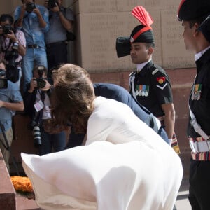 Le prince William, duc de Cambridge, et Kate Catherine Middleton, duchesse de Cambridge, déposent une couronne de fleurs devant le monument aux mort "Porte de l'Inde" à New Delhi, pour rendre hommage aux soldats des régiments indiens qui ont servis lors de la Première Guerre Mondiale, à l'occasion de leur voyage en Inde. Le 11 avril 2016  11 April 2016. They began their Delhi programme with a wreath-laying at India Gate. This memorial is situated in the heart of New Delhi. The 42m high red sandstone structure is the country's main war memorial, covering the two world wars, the Third Anglo-Afghan War.11/04/2016 - New Delhi