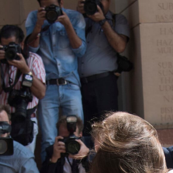 Le prince William, duc de Cambridge, et Kate Catherine Middleton, duchesse de Cambridge, déposent une couronne de fleurs devant le monument aux mort "Porte de l'Inde" à New Delhi, pour rendre hommage aux soldats des régiments indiens qui ont servis lors de la Première Guerre Mondiale, à l'occasion de leur voyage en Inde. Le 11 avril 2016  11 April 2016. They began their Delhi programme with a wreath-laying at India Gate. This memorial is situated in the heart of New Delhi. The 42m high red sandstone structure is the country's main war memorial, covering the two world wars, the Third Anglo-Afghan War.11/04/2016 - New Delhi