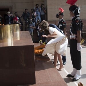 Le prince William, duc de Cambridge, et Kate Catherine Middleton, duchesse de Cambridge, déposent une couronne de fleurs devant le monument aux mort "Porte de l'Inde" à New Delhi, pour rendre hommage aux soldats des régiments indiens qui ont servis lors de la Première Guerre Mondiale, à l'occasion de leur voyage en Inde. Le 11 avril 2016  11 April 2016. They began their Delhi programme with a wreath-laying at India Gate. This memorial is situated in the heart of New Delhi. The 42m high red sandstone structure is the country's main war memorial, covering the two world wars, the Third Anglo-Afghan War.11/04/2016 - New Delhi