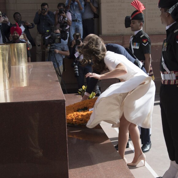 Le prince William, duc de Cambridge, et Kate Catherine Middleton, duchesse de Cambridge, déposent une couronne de fleurs devant le monument aux mort "Porte de l'Inde" à New Delhi, pour rendre hommage aux soldats des régiments indiens qui ont servis lors de la Première Guerre Mondiale, à l'occasion de leur voyage en Inde. Le 11 avril 2016  11 April 2016. They began their Delhi programme with a wreath-laying at India Gate. This memorial is situated in the heart of New Delhi. The 42m high red sandstone structure is the country's main war memorial, covering the two world wars, the Third Anglo-Afghan War.11/04/2016 - New Delhi
