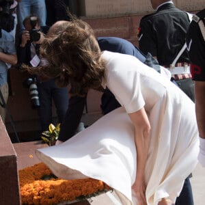 Le prince William, duc de Cambridge, et Kate Catherine Middleton, duchesse de Cambridge, déposent une couronne de fleurs devant le monument aux mort "Porte de l'Inde" à New Delhi, pour rendre hommage aux soldats des régiments indiens qui ont servis lors de la Première Guerre Mondiale, à l'occasion de leur voyage en Inde. Le 11 avril 2016  11 April 2016. They began their Delhi programme with a wreath-laying at India Gate. This memorial is situated in the heart of New Delhi. The 42m high red sandstone structure is the country's main war memorial, covering the two world wars, the Third Anglo-Afghan War.11/04/2016 - New Delhi