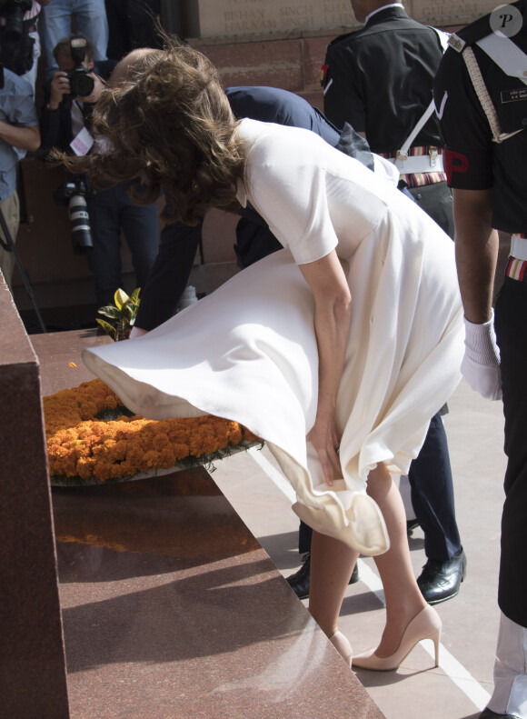 Le prince William, duc de Cambridge, et Kate Catherine Middleton, duchesse de Cambridge, déposent une couronne de fleurs devant le monument aux mort "Porte de l'Inde" à New Delhi, pour rendre hommage aux soldats des régiments indiens qui ont servis lors de la Première Guerre Mondiale, à l'occasion de leur voyage en Inde. Le 11 avril 2016  11 April 2016. They began their Delhi programme with a wreath-laying at India Gate. This memorial is situated in the heart of New Delhi. The 42m high red sandstone structure is the country's main war memorial, covering the two world wars, the Third Anglo-Afghan War.11/04/2016 - New Delhi