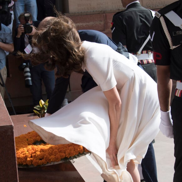 Le prince William, duc de Cambridge, et Kate Catherine Middleton, duchesse de Cambridge, déposent une couronne de fleurs devant le monument aux mort "Porte de l'Inde" à New Delhi, pour rendre hommage aux soldats des régiments indiens qui ont servis lors de la Première Guerre Mondiale, à l'occasion de leur voyage en Inde. Le 11 avril 2016  11 April 2016. They began their Delhi programme with a wreath-laying at India Gate. This memorial is situated in the heart of New Delhi. The 42m high red sandstone structure is the country's main war memorial, covering the two world wars, the Third Anglo-Afghan War.11/04/2016 - New Delhi