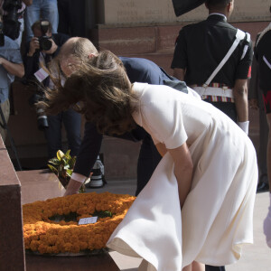 Le prince William, duc de Cambridge, et Kate Catherine Middleton, duchesse de Cambridge, déposent une couronne de fleurs devant le monument aux mort "Porte de l'Inde" à New Delhi, pour rendre hommage aux soldats des régiments indiens qui ont servis lors de la Première Guerre Mondiale, à l'occasion de leur voyage en Inde. Le 11 avril 2016  11 April 2016. They began their Delhi programme with a wreath-laying at India Gate. This memorial is situated in the heart of New Delhi. The 42m high red sandstone structure is the country's main war memorial, covering the two world wars, the Third Anglo-Afghan War.11/04/2016 - New Delhi