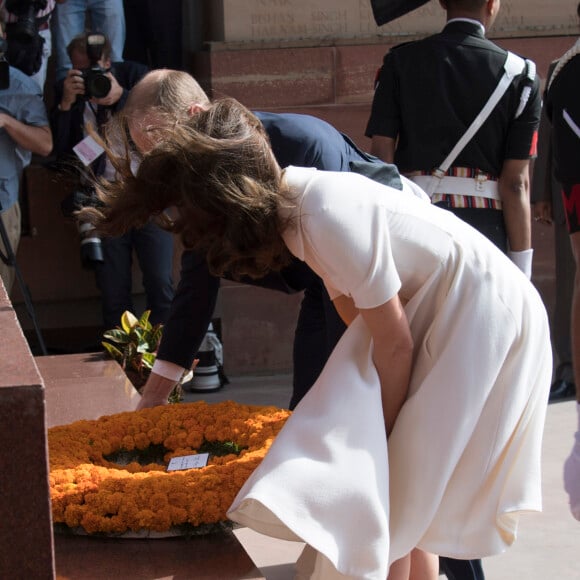 Le prince William, duc de Cambridge, et Kate Catherine Middleton, duchesse de Cambridge, déposent une couronne de fleurs devant le monument aux mort "Porte de l'Inde" à New Delhi, pour rendre hommage aux soldats des régiments indiens qui ont servis lors de la Première Guerre Mondiale, à l'occasion de leur voyage en Inde. Le 11 avril 2016  11 April 2016. They began their Delhi programme with a wreath-laying at India Gate. This memorial is situated in the heart of New Delhi. The 42m high red sandstone structure is the country's main war memorial, covering the two world wars, the Third Anglo-Afghan War.11/04/2016 - New Delhi