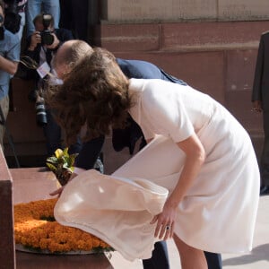 Le prince William, duc de Cambridge, et Kate Catherine Middleton, duchesse de Cambridge, déposent une couronne de fleurs devant le monument aux mort "Porte de l'Inde" à New Delhi, pour rendre hommage aux soldats des régiments indiens qui ont servis lors de la Première Guerre Mondiale, à l'occasion de leur voyage en Inde. Le 11 avril 2016  11 April 2016. They began their Delhi programme with a wreath-laying at India Gate. This memorial is situated in the heart of New Delhi. The 42m high red sandstone structure is the country's main war memorial, covering the two world wars, the Third Anglo-Afghan War.11/04/2016 - New Delhi