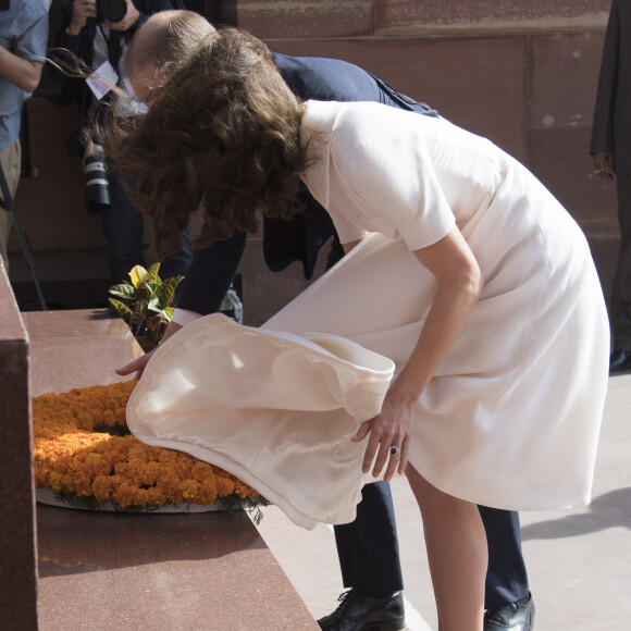 Le prince William, duc de Cambridge, et Kate Catherine Middleton, duchesse de Cambridge, déposent une couronne de fleurs devant le monument aux mort "Porte de l'Inde" à New Delhi, pour rendre hommage aux soldats des régiments indiens qui ont servis lors de la Première Guerre Mondiale, à l'occasion de leur voyage en Inde. Le 11 avril 2016  11 April 2016. They began their Delhi programme with a wreath-laying at India Gate. This memorial is situated in the heart of New Delhi. The 42m high red sandstone structure is the country's main war memorial, covering the two world wars, the Third Anglo-Afghan War.11/04/2016 - New Delhi