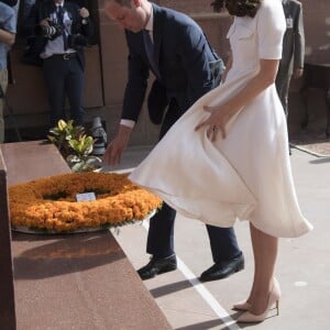 Le prince William, duc de Cambridge, et Kate Catherine Middleton, duchesse de Cambridge, déposent une couronne de fleurs devant le monument aux mort "Porte de l'Inde" à New Delhi, pour rendre hommage aux soldats des régiments indiens qui ont servis lors de la Première Guerre Mondiale, à l'occasion de leur voyage en Inde. Le 11 avril 2016  11 April 2016. They began their Delhi programme with a wreath-laying at India Gate. This memorial is situated in the heart of New Delhi. The 42m high red sandstone structure is the country's main war memorial, covering the two world wars, the Third Anglo-Afghan War.11/04/2016 - New Delhi