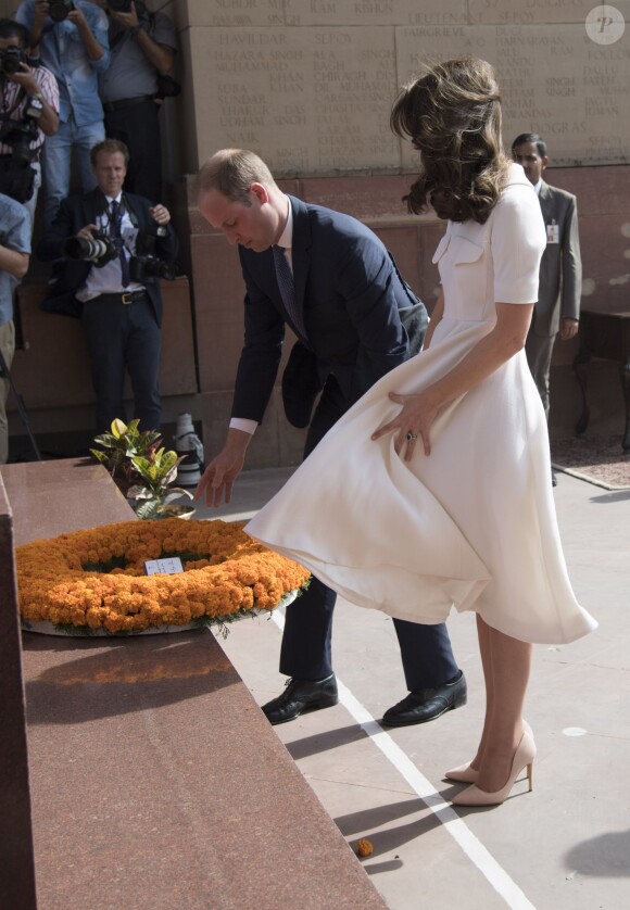 Le prince William, duc de Cambridge, et Kate Catherine Middleton, duchesse de Cambridge, déposent une couronne de fleurs devant le monument aux mort "Porte de l'Inde" à New Delhi, pour rendre hommage aux soldats des régiments indiens qui ont servis lors de la Première Guerre Mondiale, à l'occasion de leur voyage en Inde. Le 11 avril 2016  11 April 2016. They began their Delhi programme with a wreath-laying at India Gate. This memorial is situated in the heart of New Delhi. The 42m high red sandstone structure is the country's main war memorial, covering the two world wars, the Third Anglo-Afghan War.11/04/2016 - New Delhi