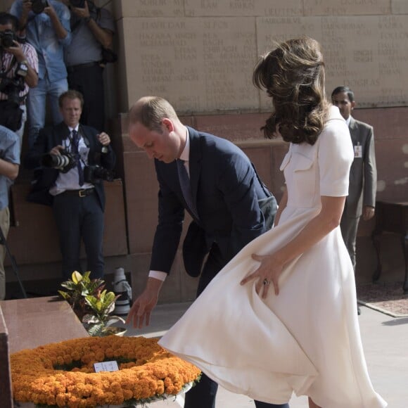 Le prince William, duc de Cambridge, et Kate Catherine Middleton, duchesse de Cambridge, déposent une couronne de fleurs devant le monument aux mort "Porte de l'Inde" à New Delhi, pour rendre hommage aux soldats des régiments indiens qui ont servis lors de la Première Guerre Mondiale, à l'occasion de leur voyage en Inde. Le 11 avril 2016  11 April 2016. They began their Delhi programme with a wreath-laying at India Gate. This memorial is situated in the heart of New Delhi. The 42m high red sandstone structure is the country's main war memorial, covering the two world wars, the Third Anglo-Afghan War.11/04/2016 - New Delhi