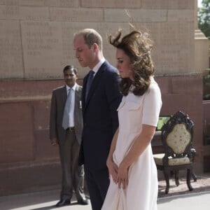 Le prince William, duc de Cambridge, et Kate Catherine Middleton, duchesse de Cambridge, déposent une couronne de fleurs devant le monument aux mort "Porte de l'Inde" à New Delhi, pour rendre hommage aux soldats des régiments indiens qui ont servis lors de la Première Guerre Mondiale, à l'occasion de leur voyage en Inde. Le 11 avril 2016  11 April 2016. They began their Delhi programme with a wreath-laying at India Gate. This memorial is situated in the heart of New Delhi. The 42m high red sandstone structure is the country's main war memorial, covering the two world wars, the Third Anglo-Afghan War.11/04/2016 - New Delhi