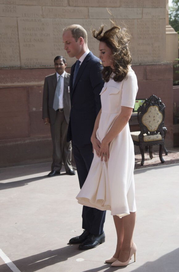 Le prince William, duc de Cambridge, et Kate Catherine Middleton, duchesse de Cambridge, déposent une couronne de fleurs devant le monument aux mort "Porte de l'Inde" à New Delhi, pour rendre hommage aux soldats des régiments indiens qui ont servis lors de la Première Guerre Mondiale, à l'occasion de leur voyage en Inde. Le 11 avril 2016  11 April 2016. They began their Delhi programme with a wreath-laying at India Gate. This memorial is situated in the heart of New Delhi. The 42m high red sandstone structure is the country's main war memorial, covering the two world wars, the Third Anglo-Afghan War.11/04/2016 - New Delhi