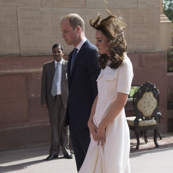 Le prince William, duc de Cambridge, et Kate Catherine Middleton, duchesse de Cambridge, déposent une couronne de fleurs devant le monument aux mort "Porte de l'Inde" à New Delhi, pour rendre hommage aux soldats des régiments indiens qui ont servis lors de la Première Guerre Mondiale, à l'occasion de leur voyage en Inde. Le 11 avril 2016  11 April 2016. They began their Delhi programme with a wreath-laying at India Gate. This memorial is situated in the heart of New Delhi. The 42m high red sandstone structure is the country's main war memorial, covering the two world wars, the Third Anglo-Afghan War.11/04/2016 - New Delhi