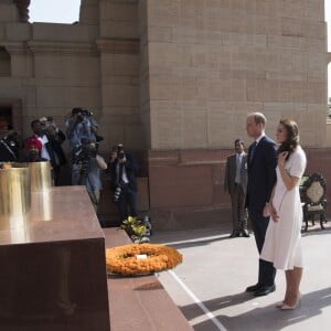 Le prince William, duc de Cambridge, et Kate Catherine Middleton, duchesse de Cambridge, déposent une couronne de fleurs devant le monument aux mort "Porte de l'Inde" à New Delhi, pour rendre hommage aux soldats des régiments indiens qui ont servis lors de la Première Guerre Mondiale, à l'occasion de leur voyage en Inde. Le 11 avril 2016  11 April 2016. They began their Delhi programme with a wreath-laying at India Gate. This memorial is situated in the heart of New Delhi. The 42m high red sandstone structure is the country's main war memorial, covering the two world wars, the Third Anglo-Afghan War.11/04/2016 - New Delhi