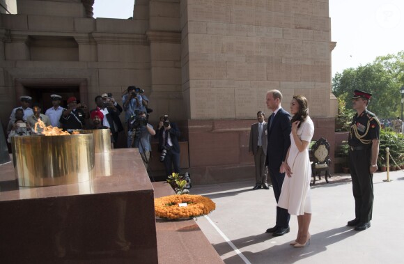 Le prince William, duc de Cambridge, et Kate Catherine Middleton, duchesse de Cambridge, déposent une couronne de fleurs devant le monument aux mort "Porte de l'Inde" à New Delhi, pour rendre hommage aux soldats des régiments indiens qui ont servis lors de la Première Guerre Mondiale, à l'occasion de leur voyage en Inde. Le 11 avril 2016  11 April 2016. They began their Delhi programme with a wreath-laying at India Gate. This memorial is situated in the heart of New Delhi. The 42m high red sandstone structure is the country's main war memorial, covering the two world wars, the Third Anglo-Afghan War.11/04/2016 - New Delhi