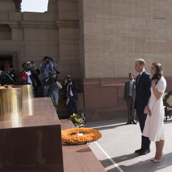 Le prince William, duc de Cambridge, et Kate Catherine Middleton, duchesse de Cambridge, déposent une couronne de fleurs devant le monument aux mort "Porte de l'Inde" à New Delhi, pour rendre hommage aux soldats des régiments indiens qui ont servis lors de la Première Guerre Mondiale, à l'occasion de leur voyage en Inde. Le 11 avril 2016  11 April 2016. They began their Delhi programme with a wreath-laying at India Gate. This memorial is situated in the heart of New Delhi. The 42m high red sandstone structure is the country's main war memorial, covering the two world wars, the Third Anglo-Afghan War.11/04/2016 - New Delhi