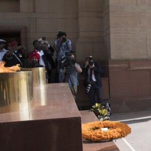 Le prince William, duc de Cambridge, et Kate Catherine Middleton, duchesse de Cambridge, déposent une couronne de fleurs devant le monument aux mort "Porte de l'Inde" à New Delhi, pour rendre hommage aux soldats des régiments indiens qui ont servis lors de la Première Guerre Mondiale, à l'occasion de leur voyage en Inde. Le 11 avril 2016  11 April 2016. They began their Delhi programme with a wreath-laying at India Gate. This memorial is situated in the heart of New Delhi. The 42m high red sandstone structure is the country's main war memorial, covering the two world wars, the Third Anglo-Afghan War.11/04/2016 - New Delhi