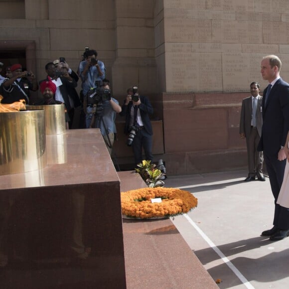 Le prince William, duc de Cambridge, et Kate Catherine Middleton, duchesse de Cambridge, déposent une couronne de fleurs devant le monument aux mort "Porte de l'Inde" à New Delhi, pour rendre hommage aux soldats des régiments indiens qui ont servis lors de la Première Guerre Mondiale, à l'occasion de leur voyage en Inde. Le 11 avril 2016  11 April 2016. They began their Delhi programme with a wreath-laying at India Gate. This memorial is situated in the heart of New Delhi. The 42m high red sandstone structure is the country's main war memorial, covering the two world wars, the Third Anglo-Afghan War.11/04/2016 - New Delhi