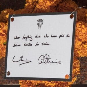 Le prince William, duc de Cambridge, et Kate Catherine Middleton, duchesse de Cambridge, déposent une couronne de fleurs devant le monument aux mort "Porte de l'Inde" à New Delhi, pour rendre hommage aux soldats des régiments indiens qui ont servis lors de la Première Guerre Mondiale, à l'occasion de leur voyage en Inde. Le 11 avril 2016  11 April 2016. They began their Delhi programme with a wreath-laying at India Gate. This memorial is situated in the heart of New Delhi. The 42m high red sandstone structure is the country's main war memorial, covering the two world wars, the Third Anglo-Afghan War.11/04/2016 - New Delhi