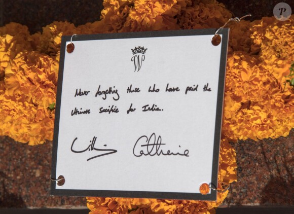 Le prince William, duc de Cambridge, et Kate Catherine Middleton, duchesse de Cambridge, déposent une couronne de fleurs devant le monument aux mort "Porte de l'Inde" à New Delhi, pour rendre hommage aux soldats des régiments indiens qui ont servis lors de la Première Guerre Mondiale, à l'occasion de leur voyage en Inde. Le 11 avril 2016  11 April 2016. They began their Delhi programme with a wreath-laying at India Gate. This memorial is situated in the heart of New Delhi. The 42m high red sandstone structure is the country's main war memorial, covering the two world wars, the Third Anglo-Afghan War.11/04/2016 - New Delhi