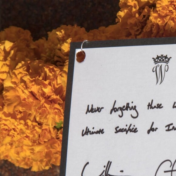 Le prince William, duc de Cambridge, et Kate Catherine Middleton, duchesse de Cambridge, déposent une couronne de fleurs devant le monument aux mort "Porte de l'Inde" à New Delhi, pour rendre hommage aux soldats des régiments indiens qui ont servis lors de la Première Guerre Mondiale, à l'occasion de leur voyage en Inde. Le 11 avril 2016  11 April 2016. They began their Delhi programme with a wreath-laying at India Gate. This memorial is situated in the heart of New Delhi. The 42m high red sandstone structure is the country's main war memorial, covering the two world wars, the Third Anglo-Afghan War.11/04/2016 - New Delhi