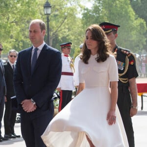 Le prince William, duc de Cambridge, et Kate Catherine Middleton, duchesse de Cambridge, déposent une couronne de fleurs devant le monument aux mort "Porte de l'Inde" à New Delhi, pour rendre hommage aux soldats des régiments indiens qui ont servis lors de la Première Guerre Mondiale, à l'occasion de leur voyage en Inde. Le 11 avril 2016  11 April 2016. They began their Delhi programme with a wreath-laying at India Gate. This memorial is situated in the heart of New Delhi. The 42m high red sandstone structure is the country's main war memorial, covering the two world wars, the Third Anglo-Afghan War.11/04/2016 - New Delhi