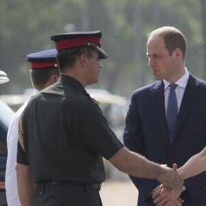 Le prince William, duc de Cambridge, et Kate Catherine Middleton, duchesse de Cambridge, déposent une couronne de fleurs devant le monument aux mort "Porte de l'Inde" à New Delhi, pour rendre hommage aux soldats des régiments indiens qui ont servis lors de la Première Guerre Mondiale, à l'occasion de leur voyage en Inde. Le 11 avril 2016  11 April 2016. They began their Delhi programme with a wreath-laying at India Gate. This memorial is situated in the heart of New Delhi. The 42m high red sandstone structure is the country's main war memorial, covering the two world wars, the Third Anglo-Afghan War.11/04/2016 - New Delhi